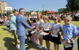 Goście gratulują wyr&oacute;żnionym uczniom