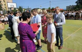 Wręczenie upomink&oacute;w laureatce i finalistom