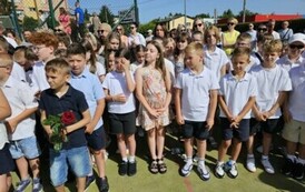 Uczniowie klas 3 z wychowawcami i rodzice