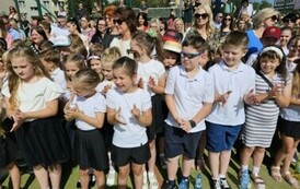 Uczniowie klas 1 i 2 z wychowawcami