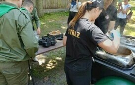 Strażacy wydają groch&oacute;wkę
