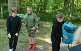 Harcerze składają namioty
