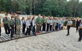 Zbi&oacute;rka na plaży przed serią zabaw