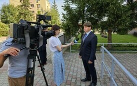 Dyrektor Szkoły dr Dariusz Kubalski udziela wywiadu TVP 3 Kielce