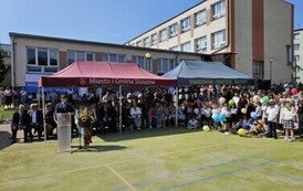Dyrektor Szkoły dr Dariusz Kubalski wygłasza okolicznościowe przem&oacute;wienie podczas wojew&oacute;dzkiej inauguracji roku szkolnego 2024 2025