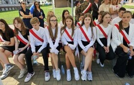Przedstawiciele pocztu sztandarowego i  flagowego z opiekunem, uczestnicy uroczystości