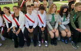 Przedstawiciele pocztu sztandarowego i  flagowego, przedstawiciele Drużyny Harcerskiej im. kapitana J&oacute;zefa Jaronia