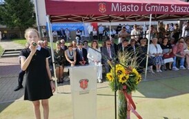 Emilia Maziarz recytuje wiersz W. Broniewskiego