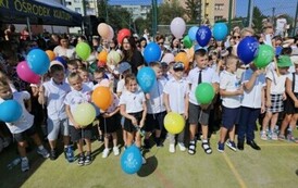 Uczniowie klas pierwszych, kt&oacute;rych starsi koledzy powitali kolorowymi balonami z napisem: Witaj w szkole