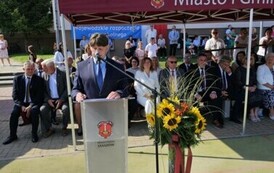 Dyrektor Szkoły dr Dariusz Kubalski wygłasza okolicznościowe przem&oacute;wienie podczas wojew&oacute;dzkiej inauguracji roku szkolnego 2024/2025