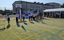 Poczet sztandarowy i poczet flagowy Publicznej Szkoły Podstawowej nr 2 im. I. J. Paderewskiego w Staszowie, uczestnicy uroczystości