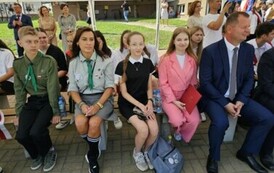 Przedstawiciele działającej przy PSP nr 2 w Staszowie Drużyny Harcerskiej im. kapitana J&oacute;zefa Jaronia wraz z druhną Patrycją Miską, wicedyrektor Szkoły Rafał Konat, społeczność szkolna