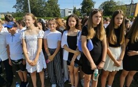 Uczniowie z nauczycielami