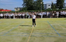 Szymon Orkisz śpiewa piosenkę &bdquo;Ostatni dzień lata&rdquo;