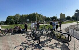 Uczniowie obserwują pokaz trick&oacute;w rowerowych