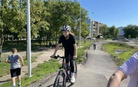 Uczniowie jeżdżą na pumptracku