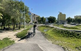 Uczniowie jeżdżą na pumptracku