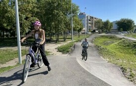 Uczennica po udanym pokonaniu toru na pumptracku