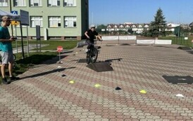 Uczeń pokonuje tor przeszk&oacute;d