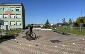 Uczeń pokonuje tor przeszk&oacute;d