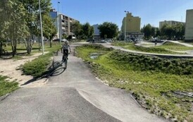 Uczeń jeździ na pumptracku