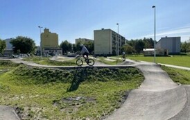 Pokaz jazdy na pumptracku w wykonaniu instruktora