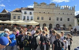 Uczniowie na kazimierskim rynku