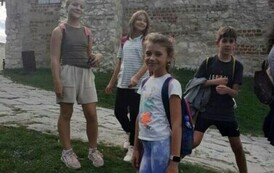 Uczniowie zwiedzają ruiny zamku w Kazimierzu Dolnym