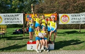 Dziewczęta z medalami i pucharem