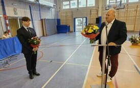 Przewodniczący Rady Rodzic&oacute;w wręcza kwiaty dyrektorowi