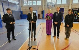 Przedstawiciele Rady Miejskiej wręczają kwiaty dyrektorowi