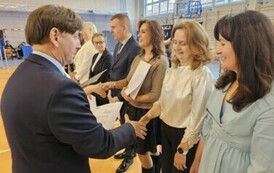 Dyrektor wręcza nagrody nauczycielom