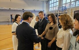 Dyrektor wręcza nagrody nauczycielom