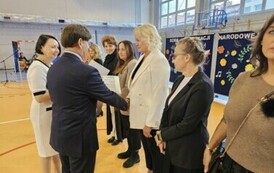 Dyrektor wręcza nagrody nauczycielom