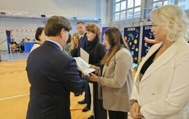 Dyrektor wręcza nagrody nauczycielom