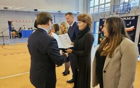 Dyrektor wręcza nagrody nauczycielom