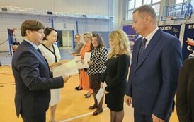 Dyrektor wręcza nagrody nauczycielom