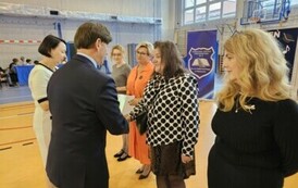 Dyrektor wręcza nagrody nauczycielom