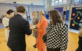 Dyrektor wręcza nagrody nauczycielom