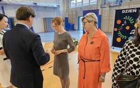 Dyrektor wręcza nagrody nauczycielom