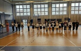 Grupa uczni&oacute;w, przewodnicząca przemawia