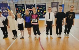 Grupa uczni&oacute;w śpiewa