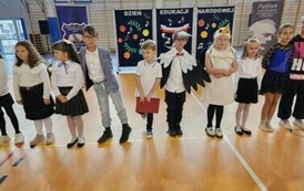 Grupa uczni&oacute;w śpiewa