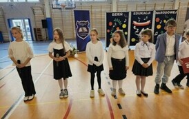 Grupa uczni&oacute;w śpiewa
