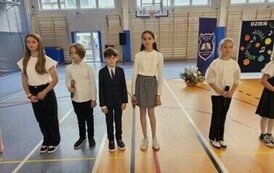 Grupa uczni&oacute;w śpiewa