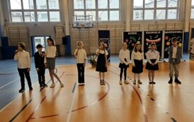 Grupa uczni&oacute;w śpiewa