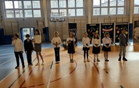 Grupa uczni&oacute;w śpiewa