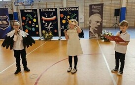 Uczniowie przedstawiają scenkę dramową
