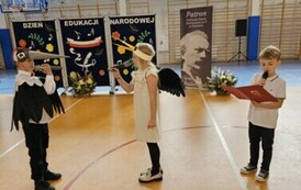 Uczniowie przedstawiają scenkę dramową