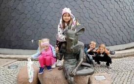 Dzieci w towarzystwie Koziołka Matołka